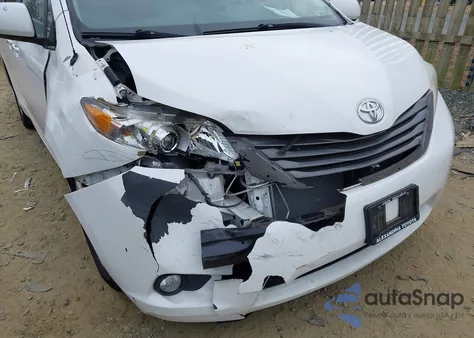 2013 Toyota Sienna Xle 7 Passenger z USA, uszkodzony, nr VIN 5TDDK3DC3DS049505